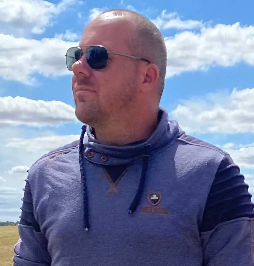 Johan den Hartogh buiten in een open landschap